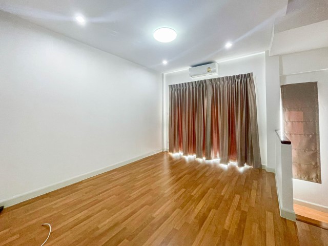 *****ทาวน์โฮมมือสอง ม.ชวนชื่นโมดัส วิภาวดี เนื้อที่กว้างขวางมากถึงเกือบ 25 ตร.ว. ฟังก์ชัน 3 ห้องนอน 3 ห้องน้ำ หน้าบ้านจอดรถได้ 2 คัน บ้านสไตล์ Home Office บนทำเลแห่งการเดินทาง ใกล้ฟิวเจอร์พาร์ค รังสิต และทางด่วน "อุตราภิมุข" ในราคาคุ้มสุดในย่าน!